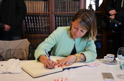 María Vasco signa al Llibre d'Honor de la tertúlia